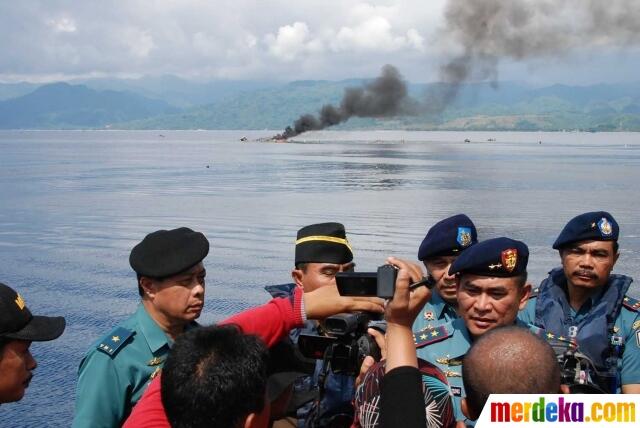 FOTO: Momen Penenggelaman Dua Kapal Papua Nugini di Perairan Ambon