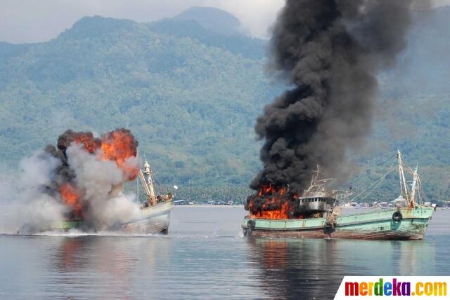 FOTO: Momen Penenggelaman Dua Kapal Papua Nugini di Perairan Ambon