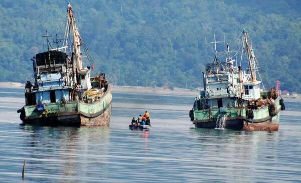 FOTO: Momen Penenggelaman Dua Kapal Papua Nugini di Perairan Ambon