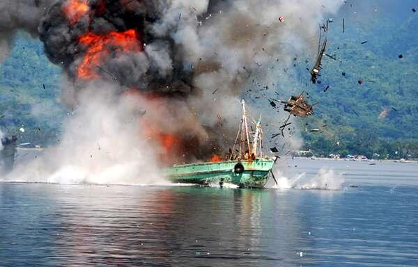 FOTO: Momen Penenggelaman Dua Kapal Papua Nugini di Perairan Ambon