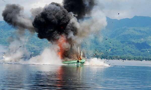 FOTO: Momen Penenggelaman Dua Kapal Papua Nugini di Perairan Ambon