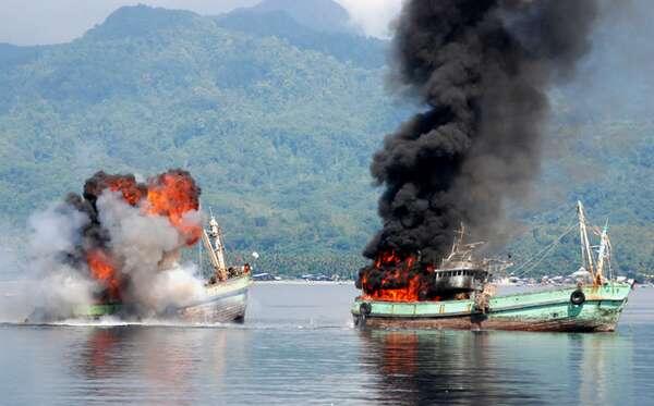 FOTO: Momen Penenggelaman Dua Kapal Papua Nugini di Perairan Ambon