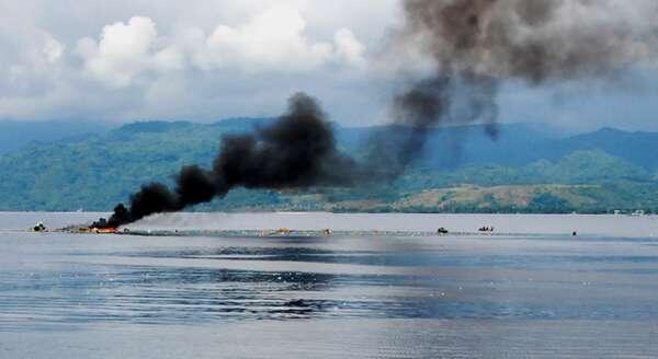 FOTO: Momen Penenggelaman Dua Kapal Papua Nugini di Perairan Ambon