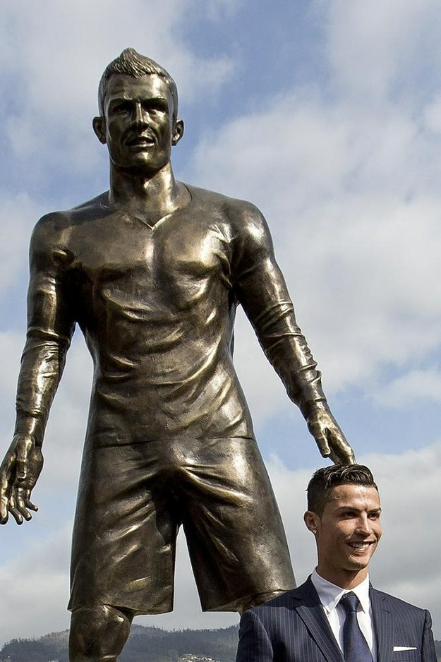 Coba Perhatikan, Apa yang Salah dengan Patung Ronaldo Ini?