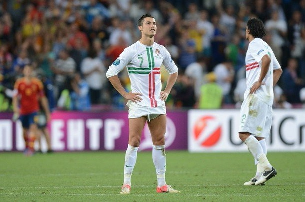 Coba Perhatikan, Apa yang Salah dengan Patung Ronaldo Ini?