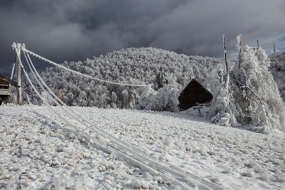 Formasi Es Kabut Beku Spektakuler di Slovenia