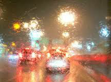 Ini Kesalahan Menyalakan Lampu Mobil Saat Hujan