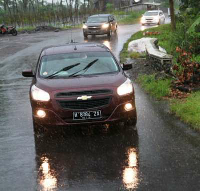 Ini Kesalahan Menyalakan Lampu Mobil Saat Hujan