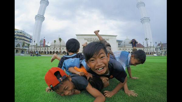 Alun-Alun kota Bandung Kini seperti taman istana di eropa