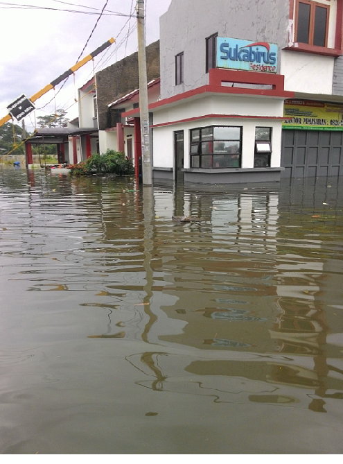 Foto Banjir Sukabirus, Dayeuhkolot - Kab. Bandung &#91;Anak Telkom Masuk&#93;