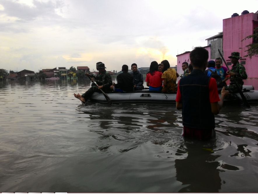 Foto Banjir Sukabirus, Dayeuhkolot - Kab. Bandung &#91;Anak Telkom Masuk&#93;