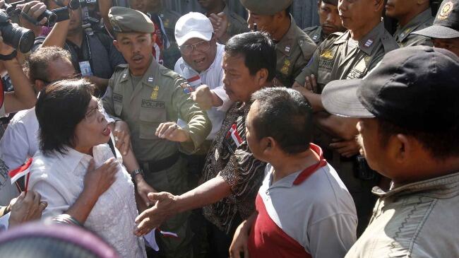 Rayakan Natal di Depan Gereja, Jemaat GKI Yasmin Bogor Diusir