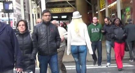 Berjalan tanpa celana di Nrw York, wanita ini dicuekin