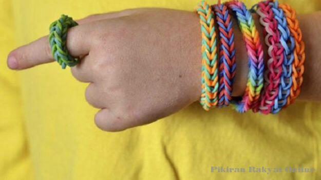 Gelang Tenun dari Karet Dapat Mengganggu Saluran Nafas