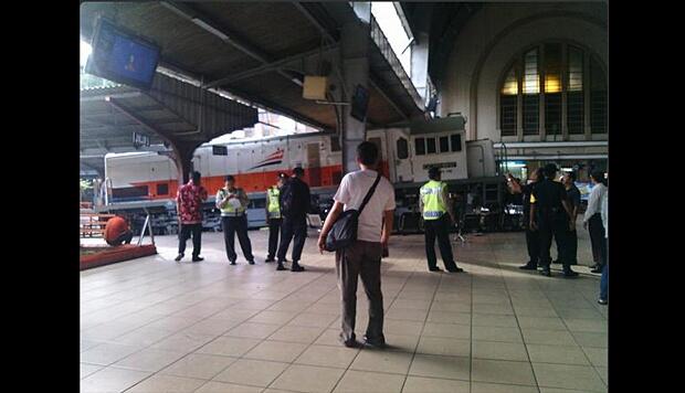 Lokomotif Kereta Bablas, Tabrak Peron Stasiun Kota