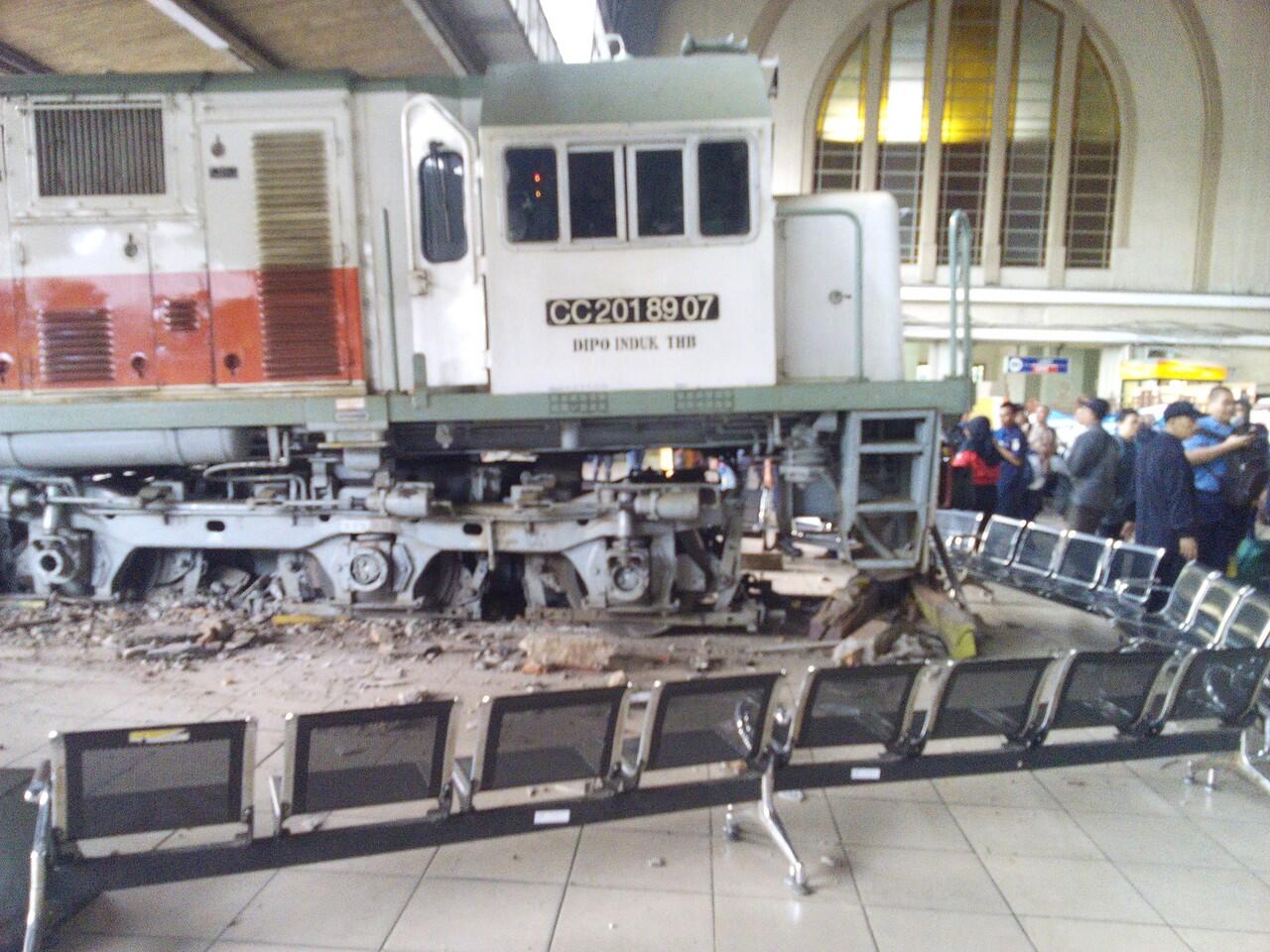 Lokomotif Kereta Bablas, Tabrak Peron Stasiun Kota