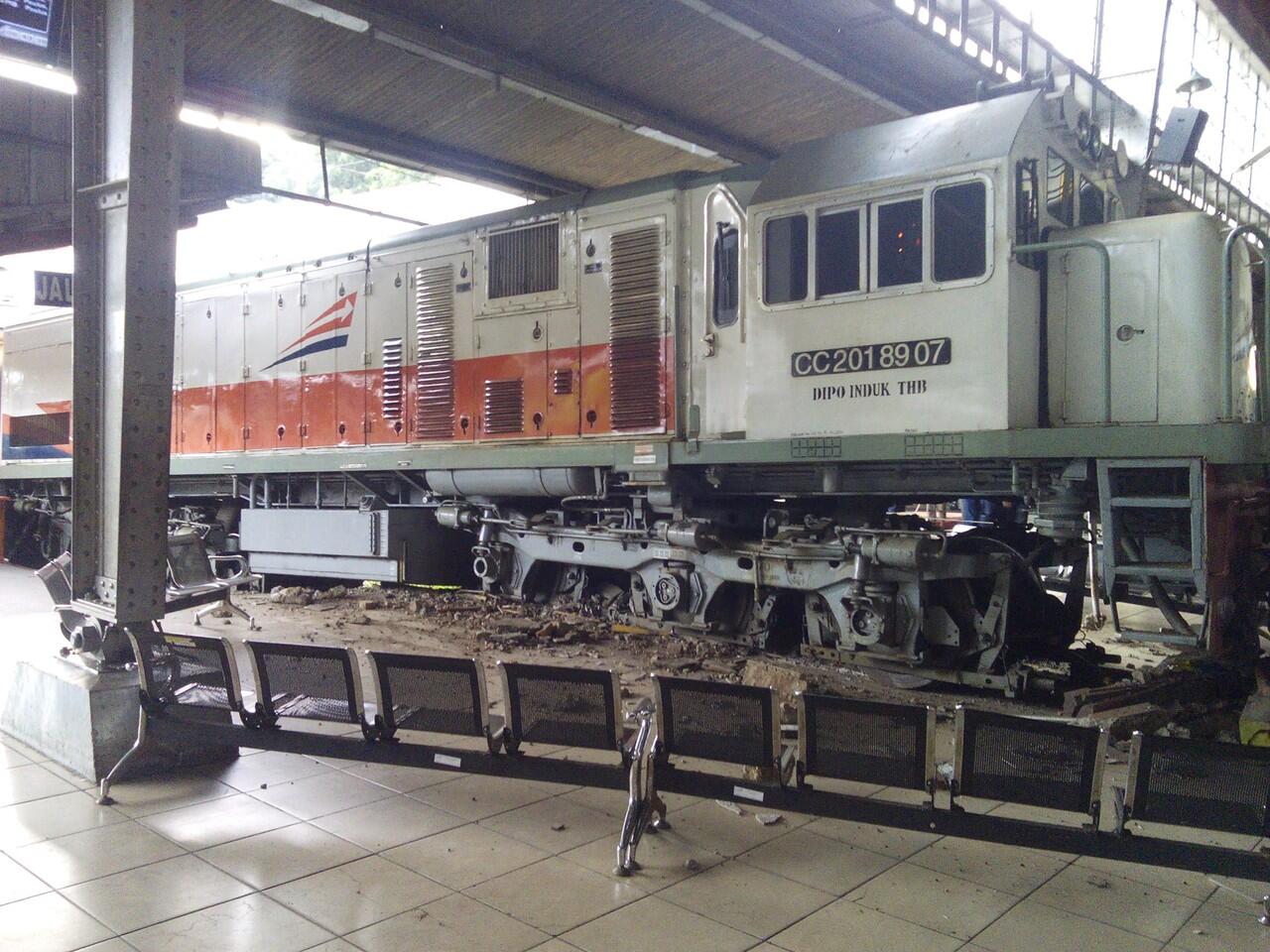 Lokomotif Kereta Bablas, Tabrak Peron Stasiun Kota