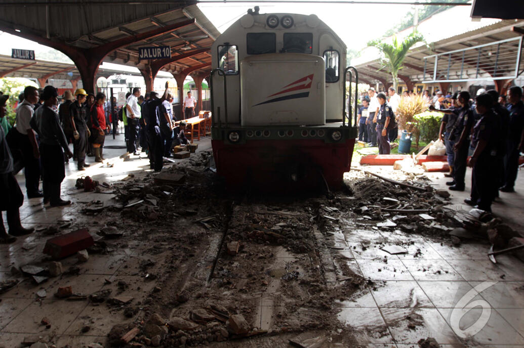 Lokomotif Kereta Bablas, Tabrak Peron Stasiun Kota