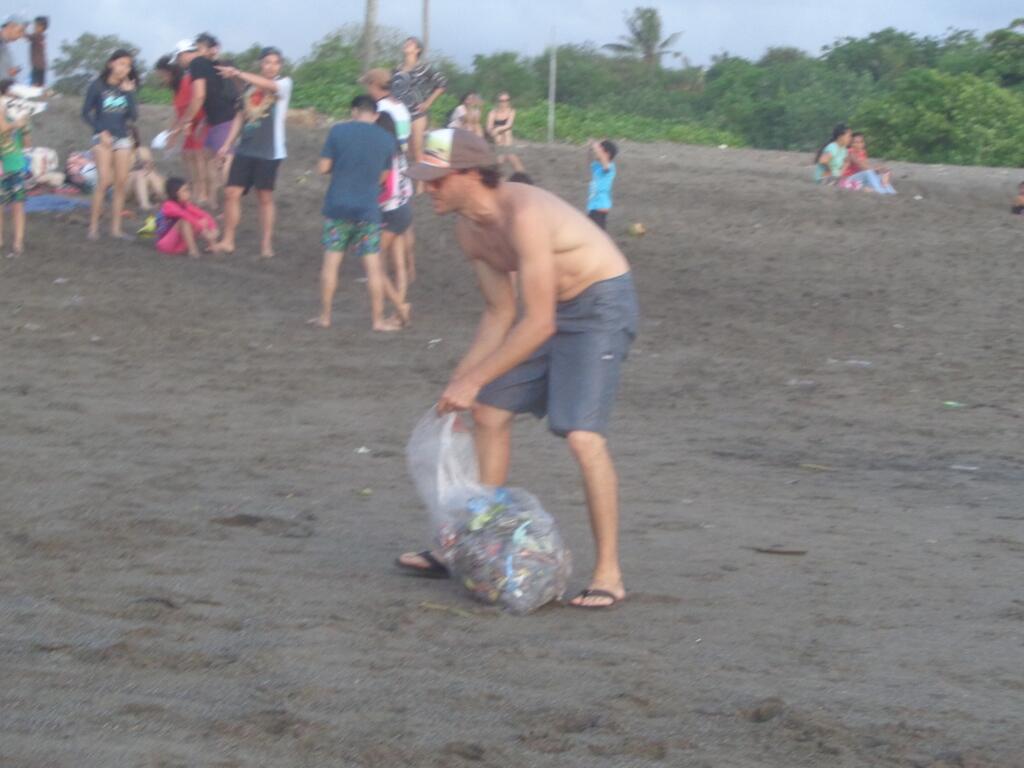 Aksi Bule Membersihkan Sampah di Pantai Batu Bolong (BALI)