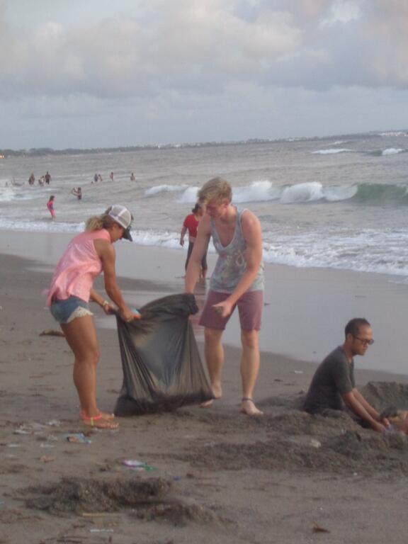 Aksi Bule Membersihkan Sampah di Pantai Batu Bolong (BALI)