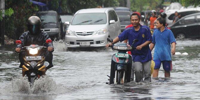 (Waspada dan siaga)Hujan sejak subuh, Jakarta dikepung banjir