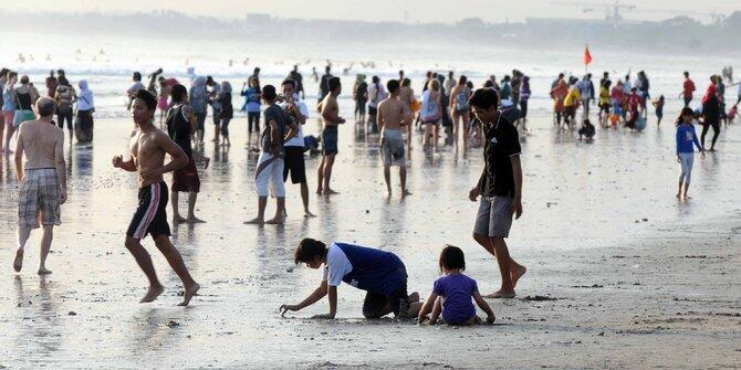 Gempa 4,7 SR goyang Pantai Kuta, turis berhamburan panik