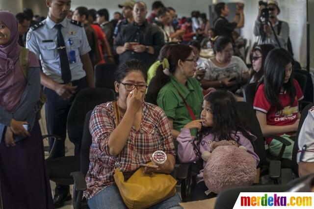 FOTO: Duka Keluarga Penumpang AirAsia QZ8501 di Juanda