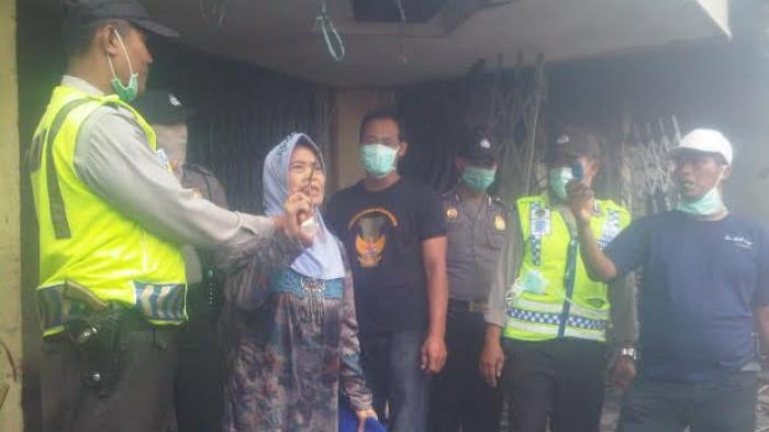 Nenek Ini Bawa Keris untuk Padamkan Api di Klewer 