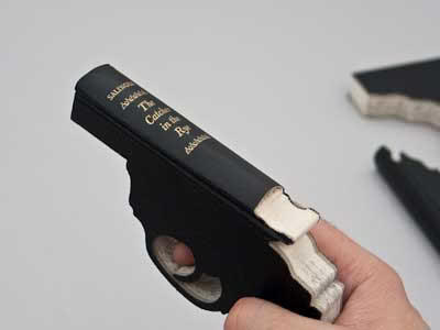WOW! Pistol ini ternyata sebuah buku