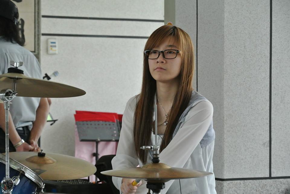 羅小白(Luo Xiao Bai) Drummer Girl dari Taiwan, kerenn gannn...