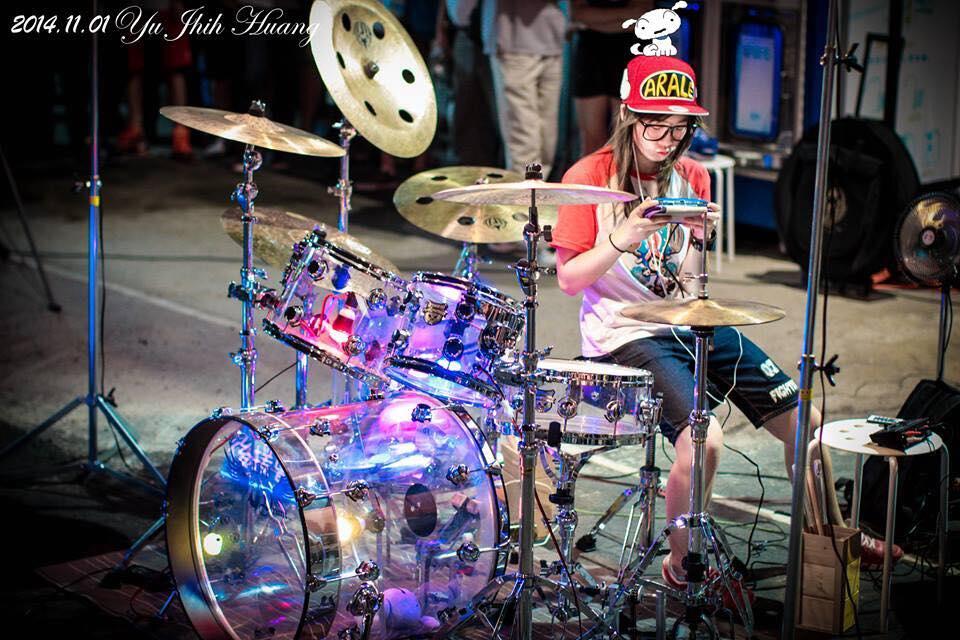 羅小白(Luo Xiao Bai) Drummer Girl dari Taiwan, kerenn gannn...