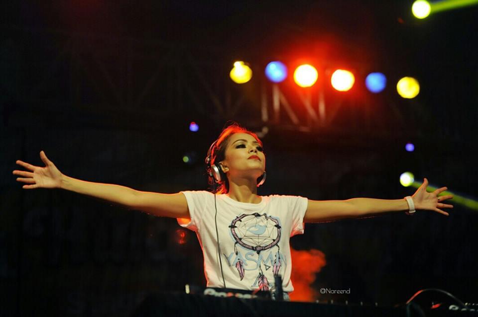 DJ YASMIN perform