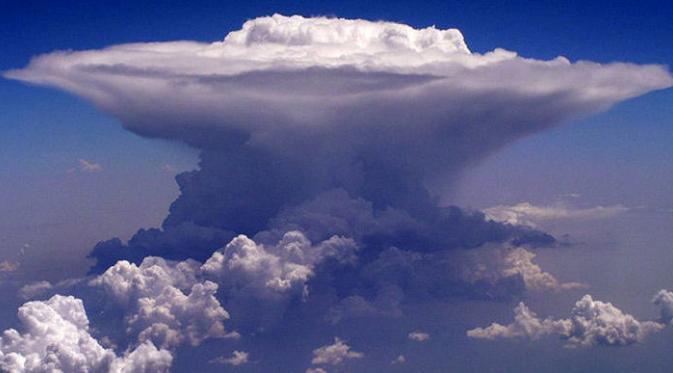 Mengenal Cumulonimbus dan Awan-awan yang Berbahaya dalam Penerbangan