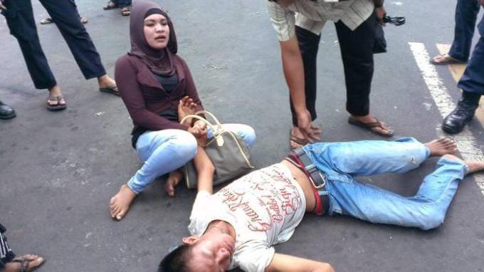 &#91;Astaghfirulloh..&#93; Bentrok di Monas, Istri PKL Histeris Lihat Suami Terkapar di Aspal