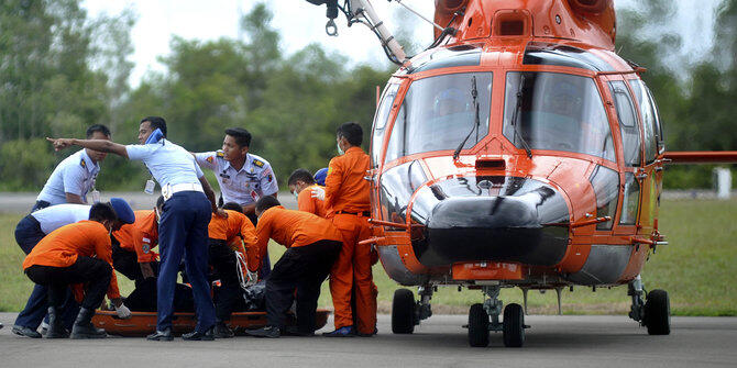 KISAH MENGHARUKAN DI SEKITAR OPERASI SAR KORBAN AIRASIA