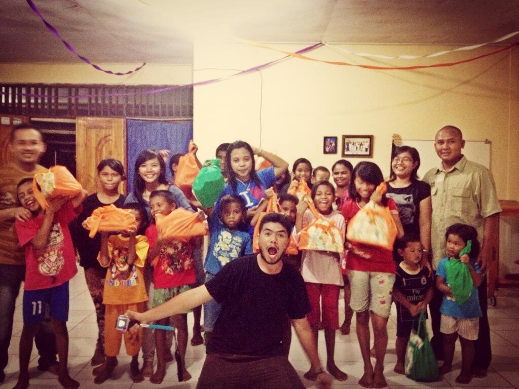 VOLUNTOURISM : Kisah Nenek Tua, Bocah, dan Panti Asuhan.