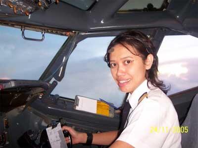 Para Wanita Tangguh Yang BerProfesi Sebagai Pilot