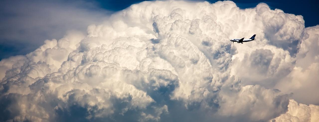 Awan Yang Berbahaya Bagi Penerbangan