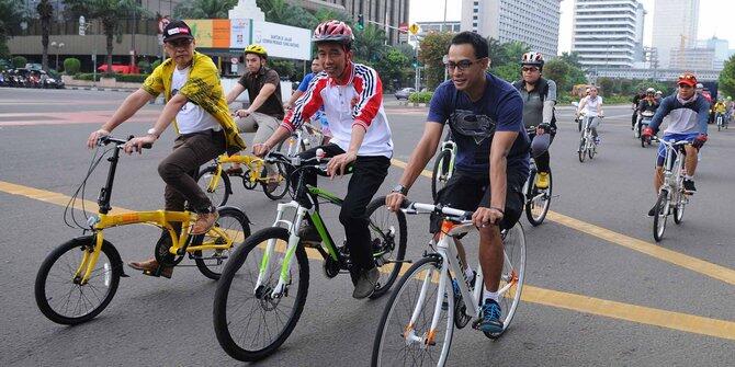 Hujan Tak Halangi Jokowi Gowes Sepeda di HI