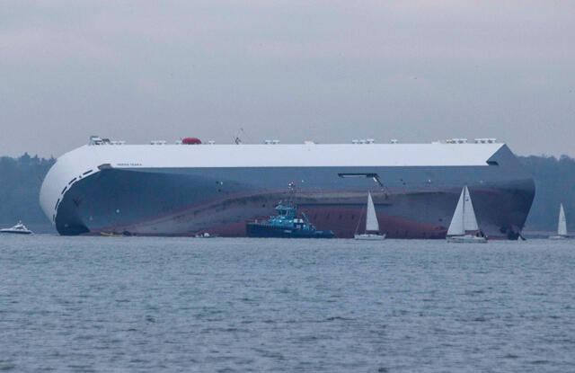 Ngeri Gan! Hoegh Osaka Kapal Pengangkut Ribuan Mobil Rolls-Royce dan Bentley Karam