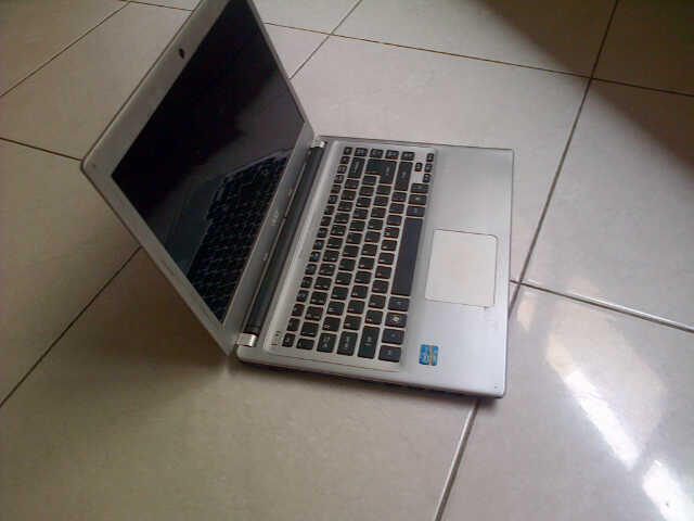 laptop acer v5-471 core i3,2gb.500gb slim normal