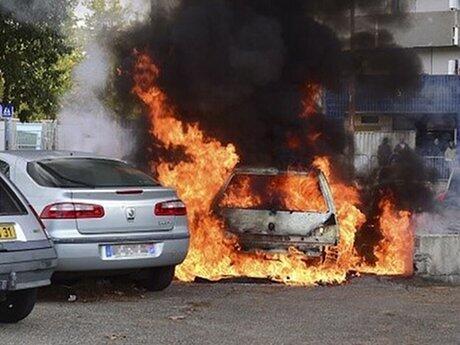 Rayakan Tahun Baru dengan Bakar Mobil di Prancis