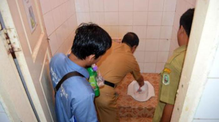 FOTO: Wakil Bupati Sanggau Sikat Toilet Kamar Mandi Saat Blusukan di RSUD