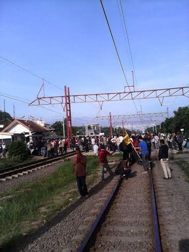 Tak dapat tiket, Penumpang Demo Tutup Rel Kereta di Stasiun Tambun