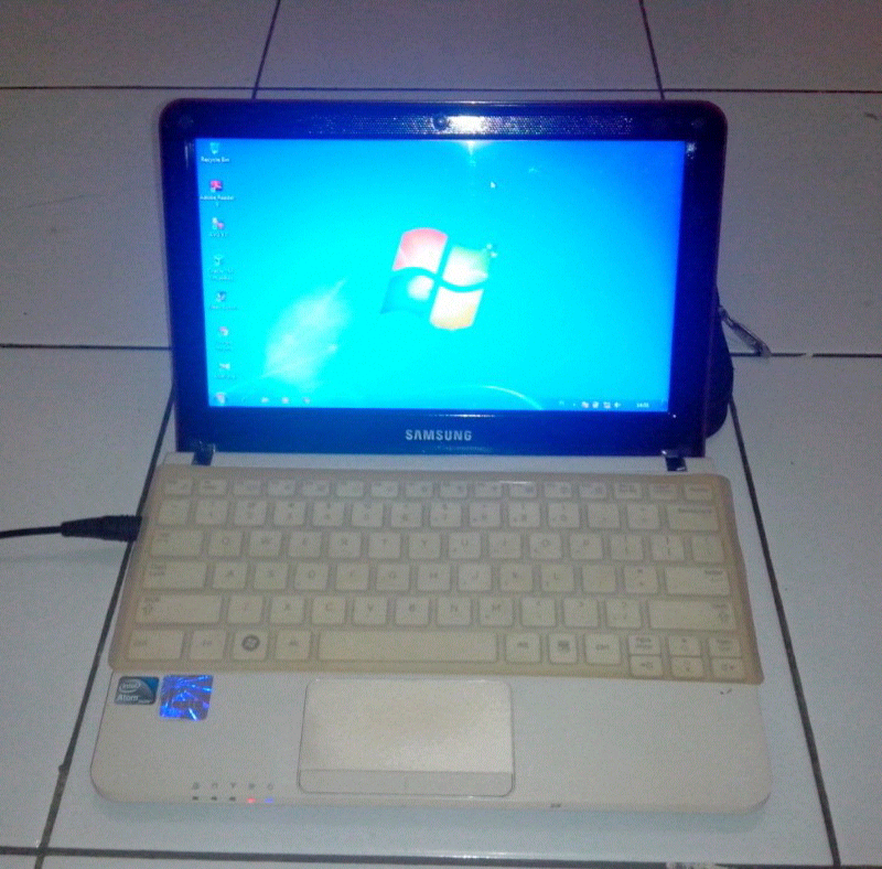 netbook samsung nc108 ( batre masih 4-5jam an)