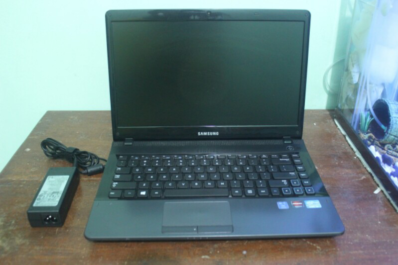 Laptop Samsung NP300E4Z I3 Sandy Ram 4 Hdd 500 Ati Radeon 1GB