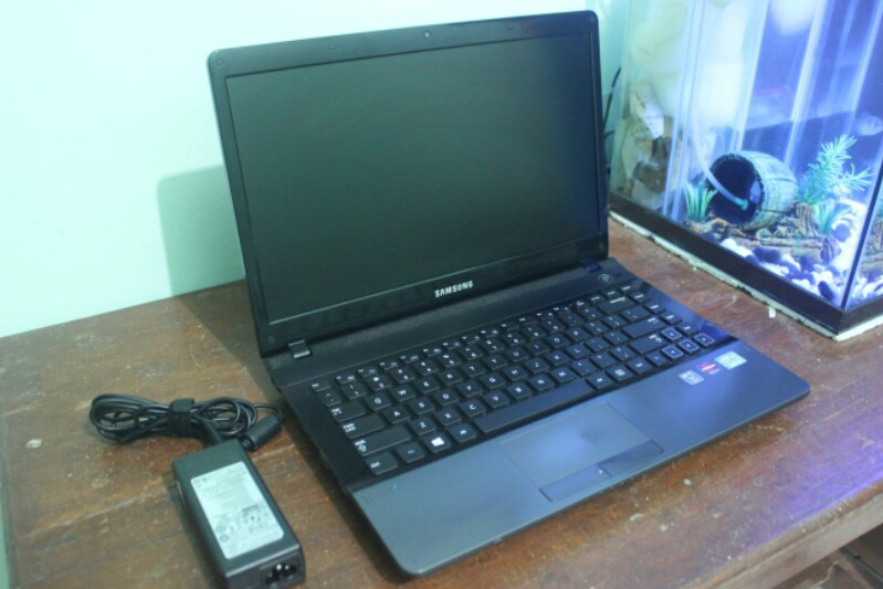 Laptop Samsung NP300E4Z I3 Sandy Ram 4 Hdd 500 Ati Radeon 1GB