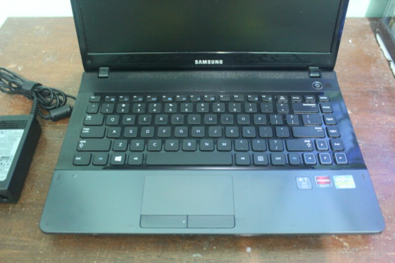 Laptop Samsung NP300E4Z I3 Sandy Ram 4 Hdd 500 Ati Radeon 1GB
