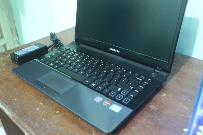 Laptop Samsung NP300E4Z I3 Sandy Ram 4 Hdd 500 Ati Radeon 1GB