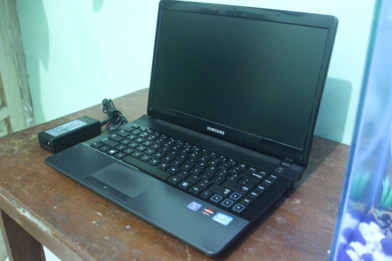 Laptop Samsung NP300E4Z I3 Sandy Ram 4 Hdd 500 Ati Radeon 1GB